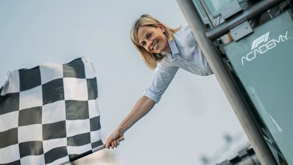 Susie Wolff ondeando la bandera de cuadros. Fuente: F1 Academy