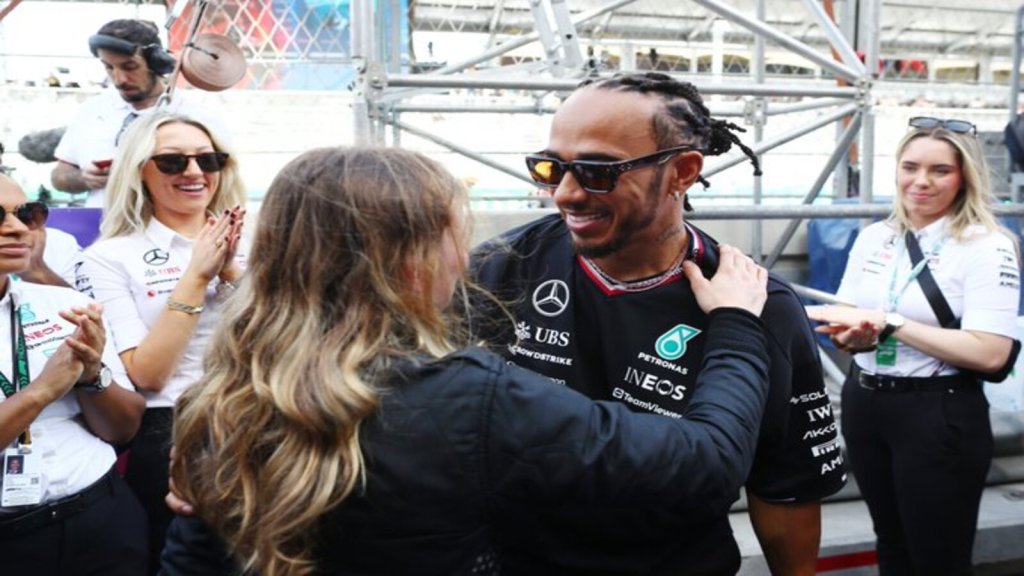 Hamilton felicitando a Doriane Pin.